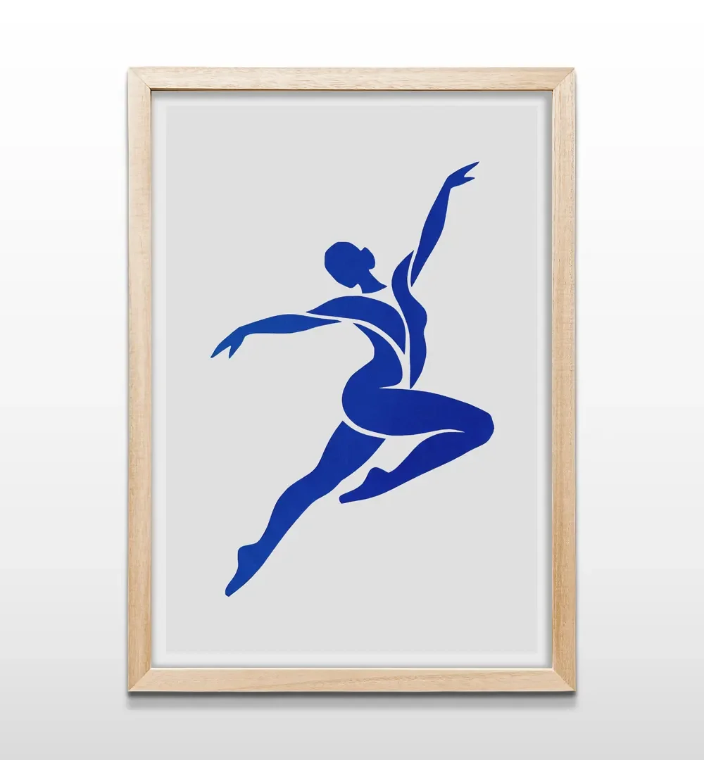 Cuadro vertical en madera clara con lámina abstracta de silueta de bailarina en azul cobalto
