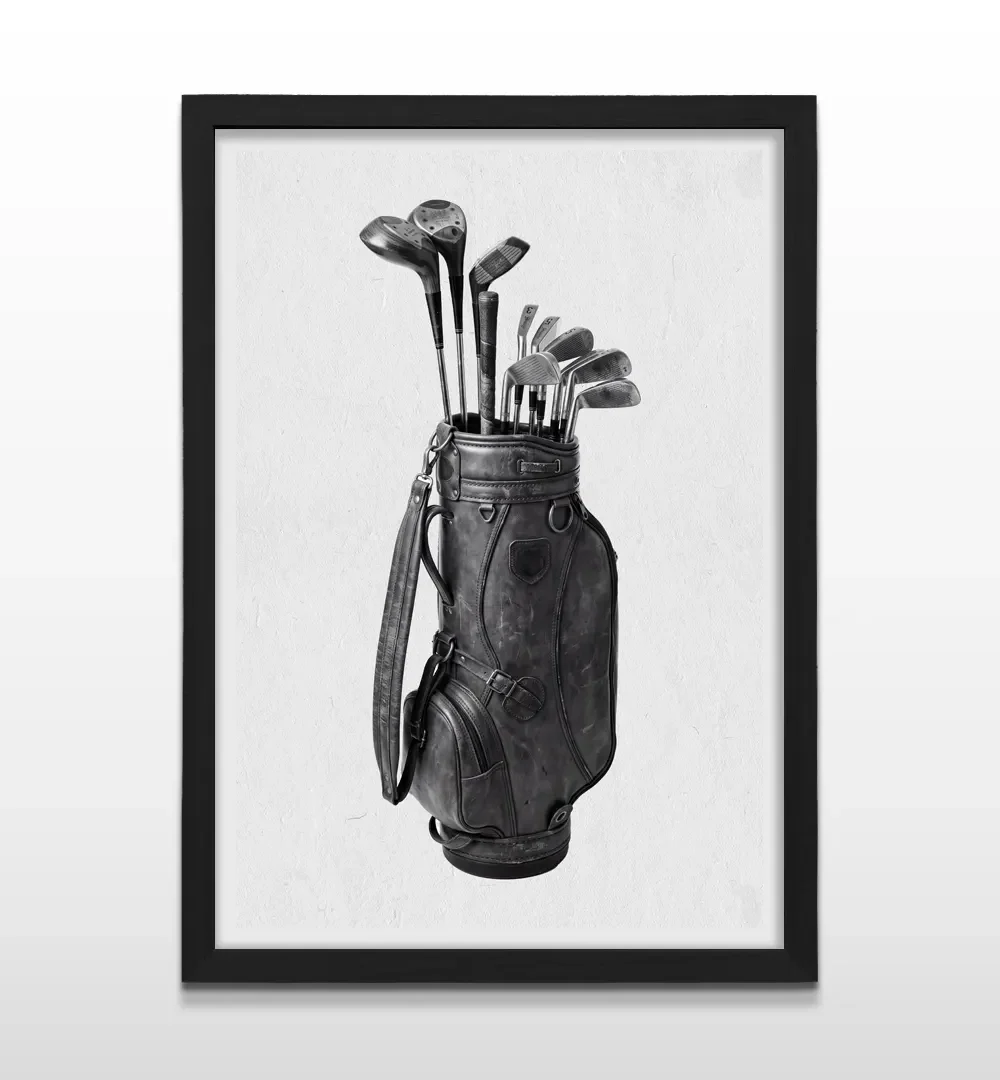 Cuadro vertical en marco negro con foto vintage en blanco y negro de bolso de golf de cuero y palos clásicos
