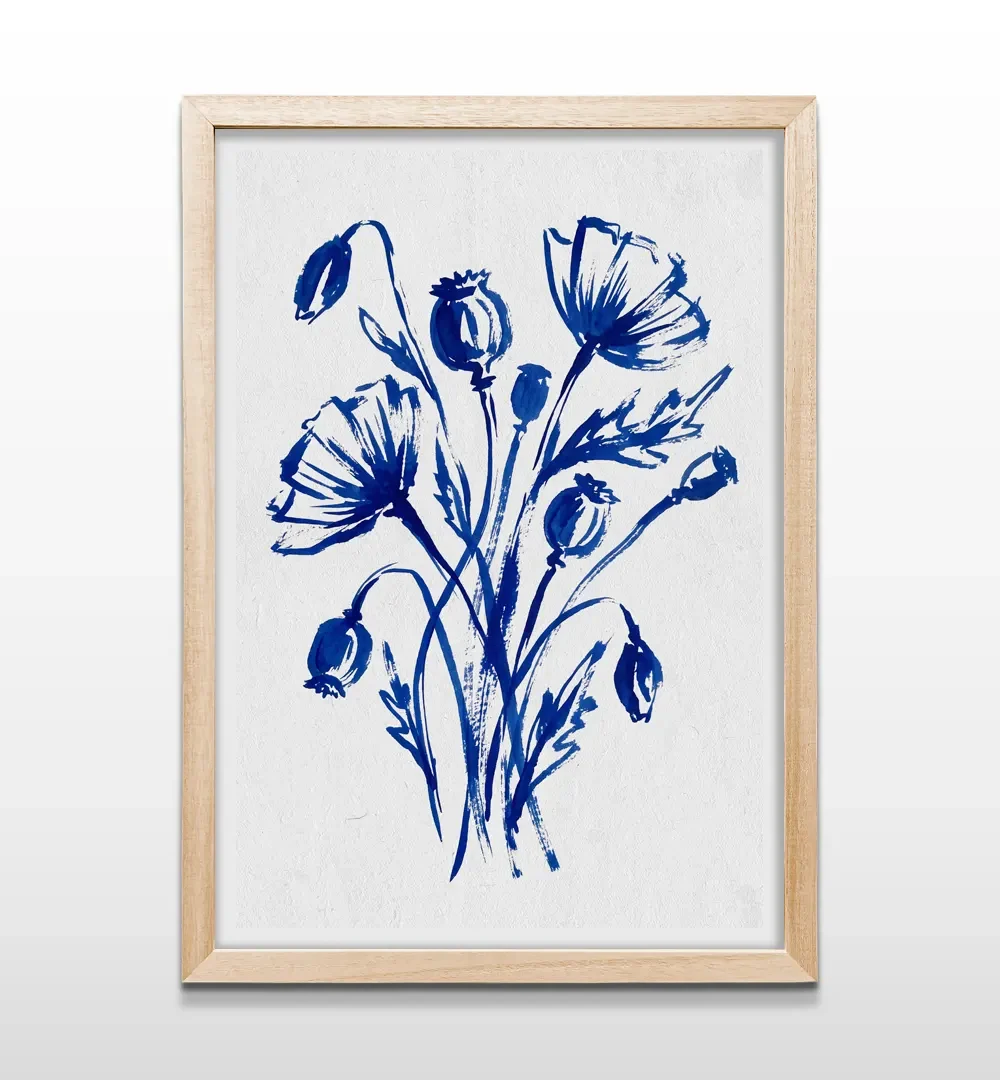 Cuadro vertical en madera clara con ilustración botánica en azul cobalto de flores y pimpollos sobre fondo blanco