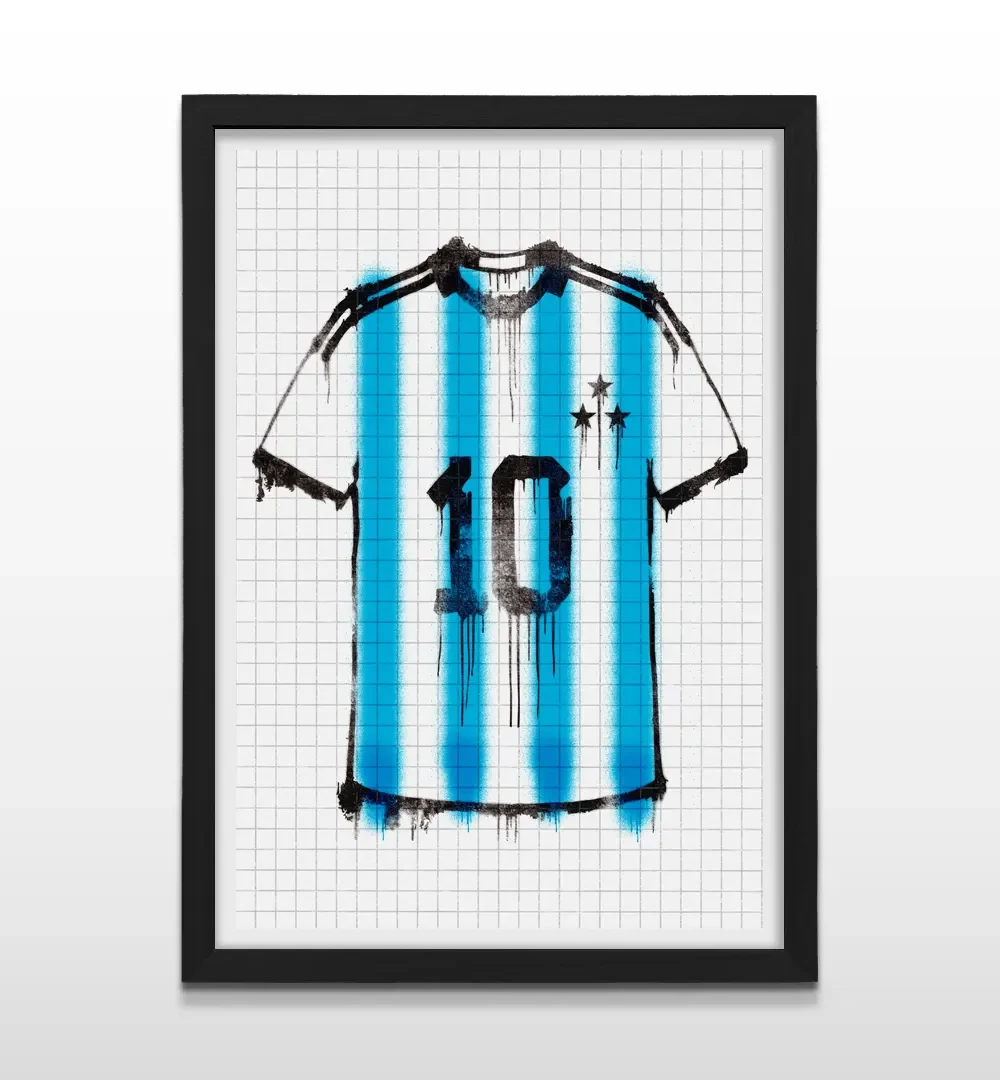 Cuadro vertical enmarcado en negro mate con arte graffiti de la camiseta de Argentina con el número 10