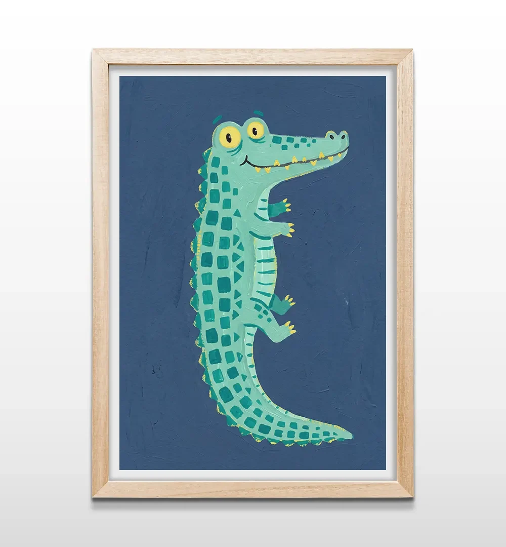 Cuadro vertical en madera clara con ilustración infantil de cocodrilo verde sonriente sobre fondo azul