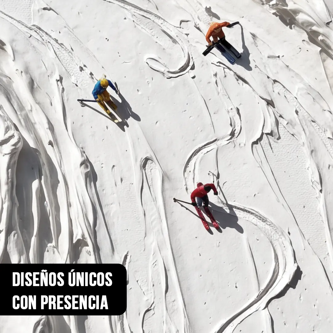 Primer plano de pintura texturizada en nieve con tres esquiadores en trajes azul, naranja y rojo