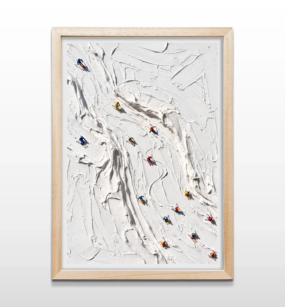 Cuadro vertical en madera clara con pintura texturizada en nieve y figuras diminutas de esquiadores en vista aérea