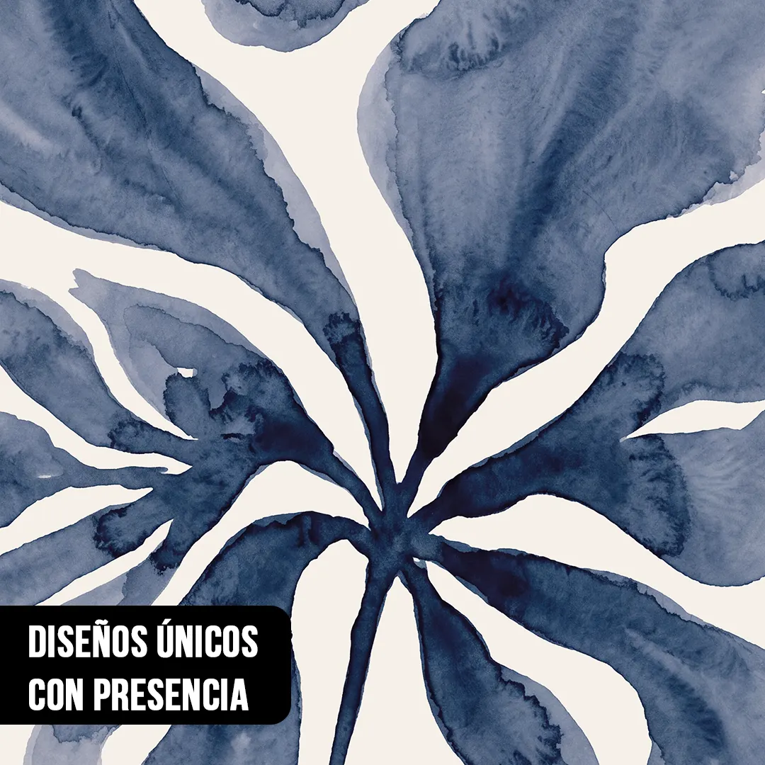 Primer plano de acuarela botánica mostrando la textura del papel y transparencias de pigmento azul sobre fondo marfil