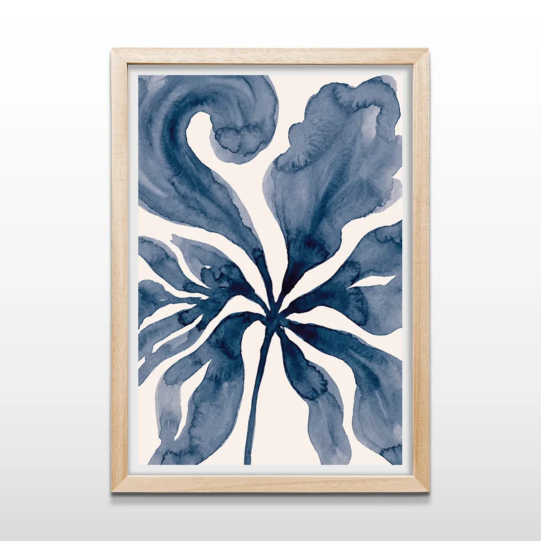 Cuadro vertical en madera clara con obra de arte botánico abstracto en acuarela azul añil
