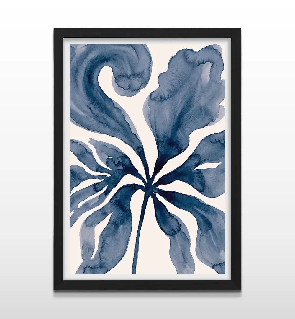 Cuadro vertical enmarcado en negro mate con ilustración botánica en acuarela azul índigo sobre fondo crema