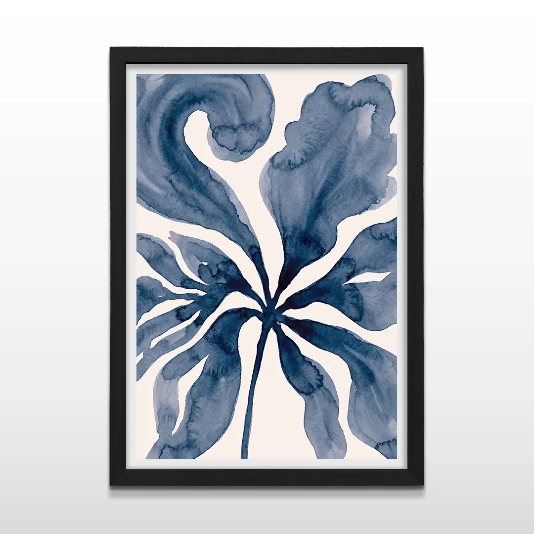 Cuadro vertical enmarcado en negro mate con ilustración botánica en acuarela azul índigo sobre fondo crema