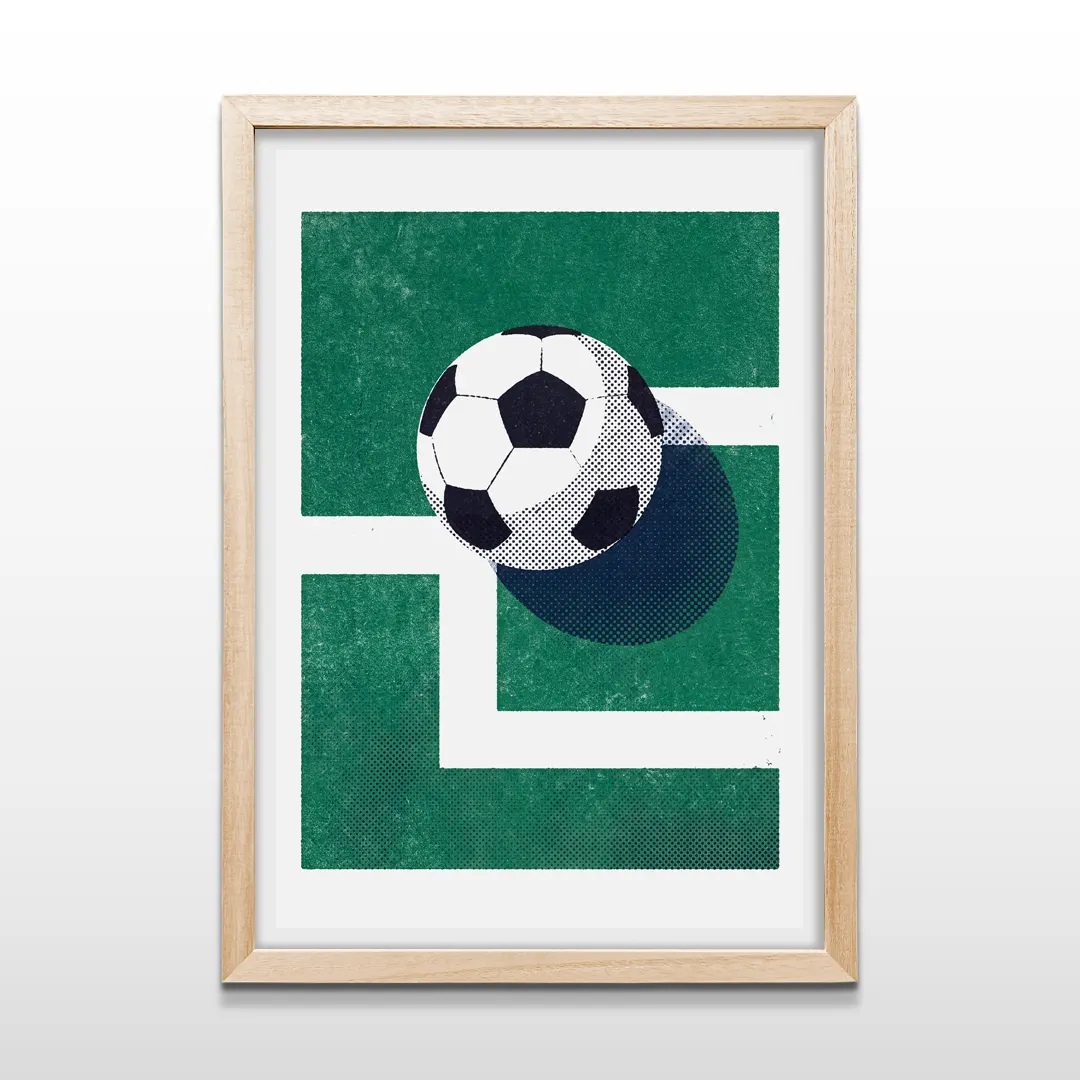 Cuadro vertical en madera clara con lámina geométrica retro de pelota de fútbol y campo verde con líneas blancas
