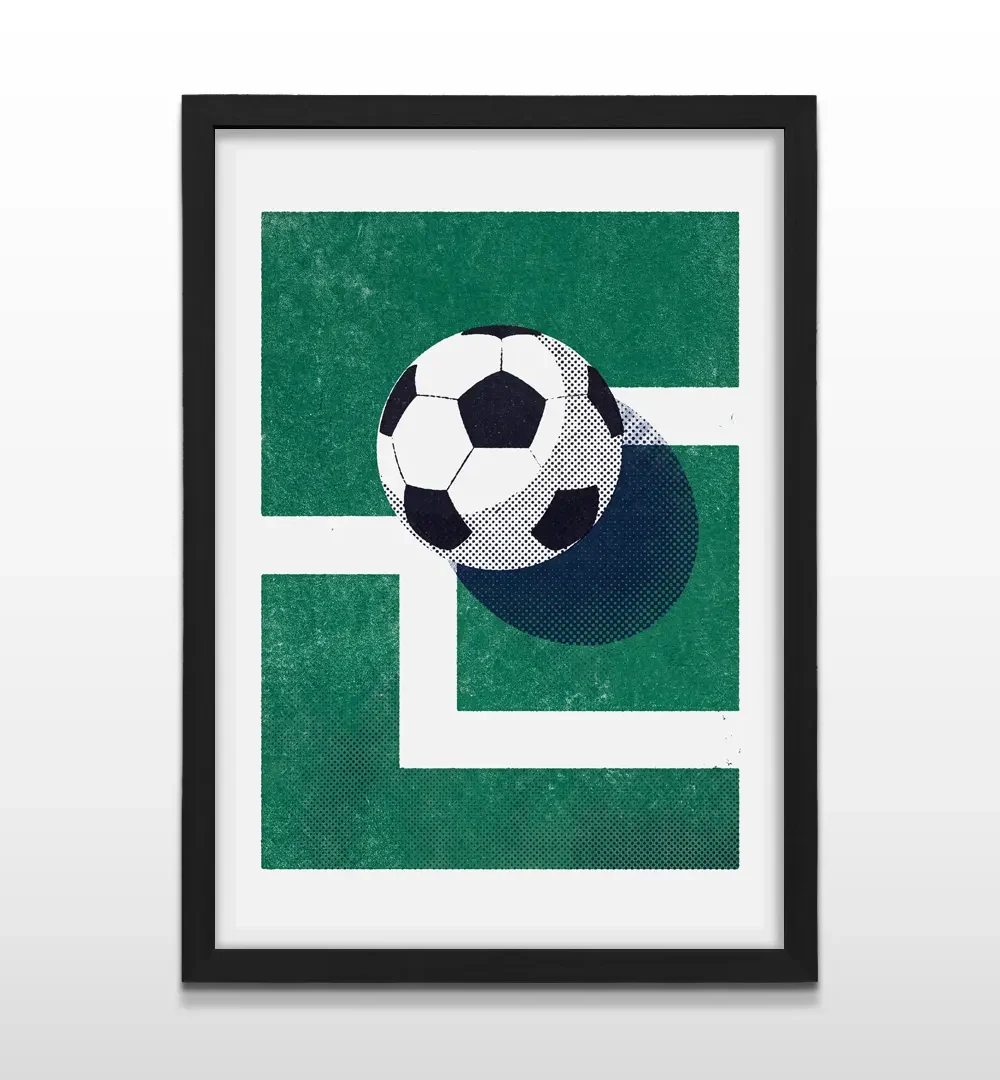 Cuadro vertical enmarcado en negro mate con ilustración geométrica vintage de pelota de fútbol sobre campo verde