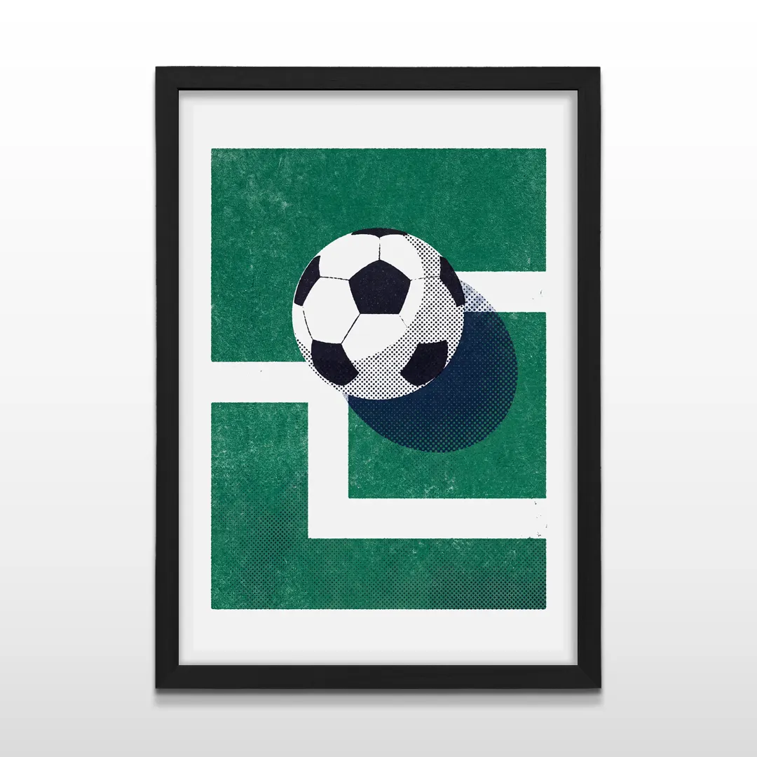 Cuadro vertical enmarcado en negro mate con ilustración geométrica vintage de pelota de fútbol sobre campo verde