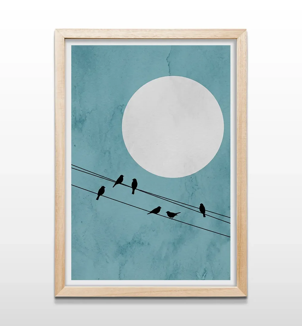 Cuadro vertical en madera clara con ilustración minimalista de siluetas de pájaros en cables bajo la luna llena