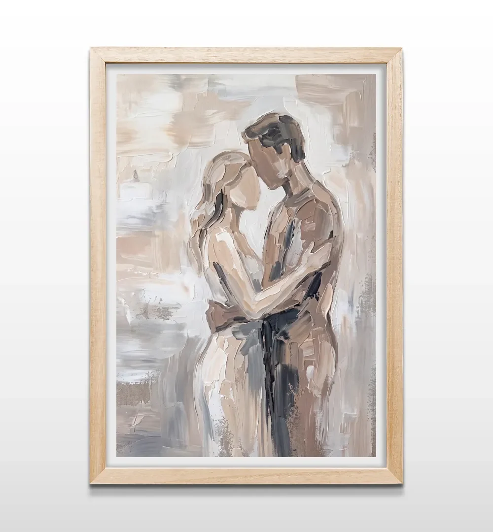 Cuadro vertical en marco de madera clara con pintura abstracta de pareja abrazándose en tonos beige y neutros