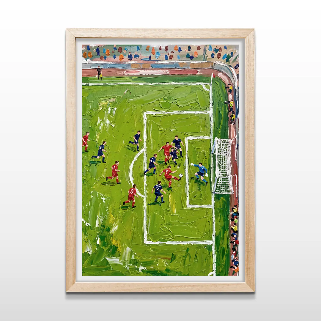 Cuadro vertical en madera clara con pintura artística de partido de fútbol y jugadores en el área penal