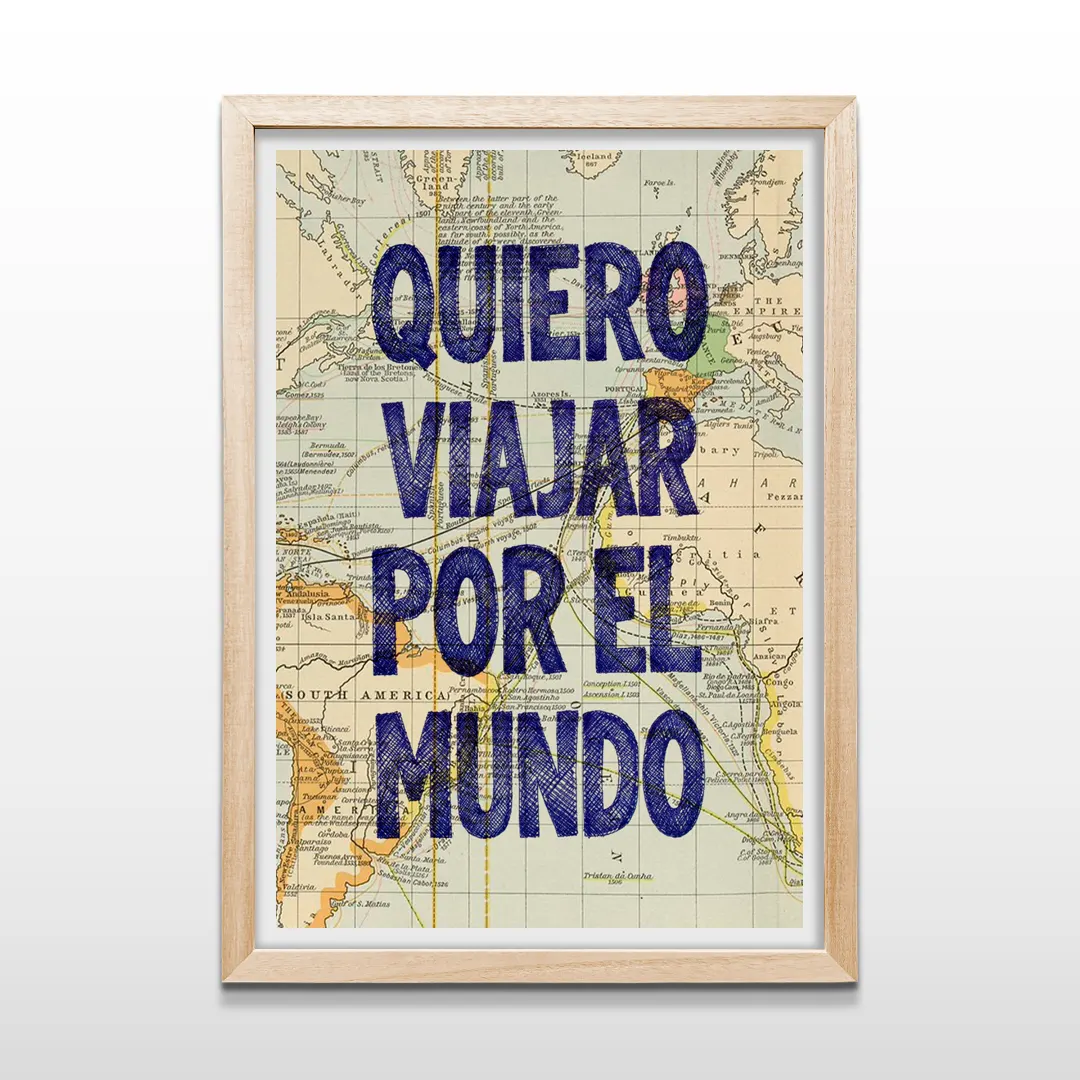 Cuadro vertical en madera clara con mapa antiguo y la frase "QUIERO VIAJAR POR EL MUNDO" en letras azules