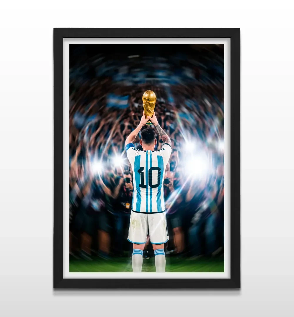 Cuadro vertical en marco negro con lámina fotográfica de Lionel Messi alzado con la Copa del Mundo frente a la hinchada
