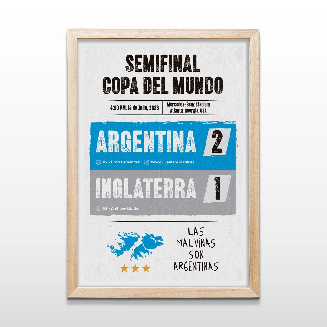 Cuadro vertical en marco de madera clara con lámina informativa de partido Argentina contra Inglaterra 2 a 1 con Islas Malvinas