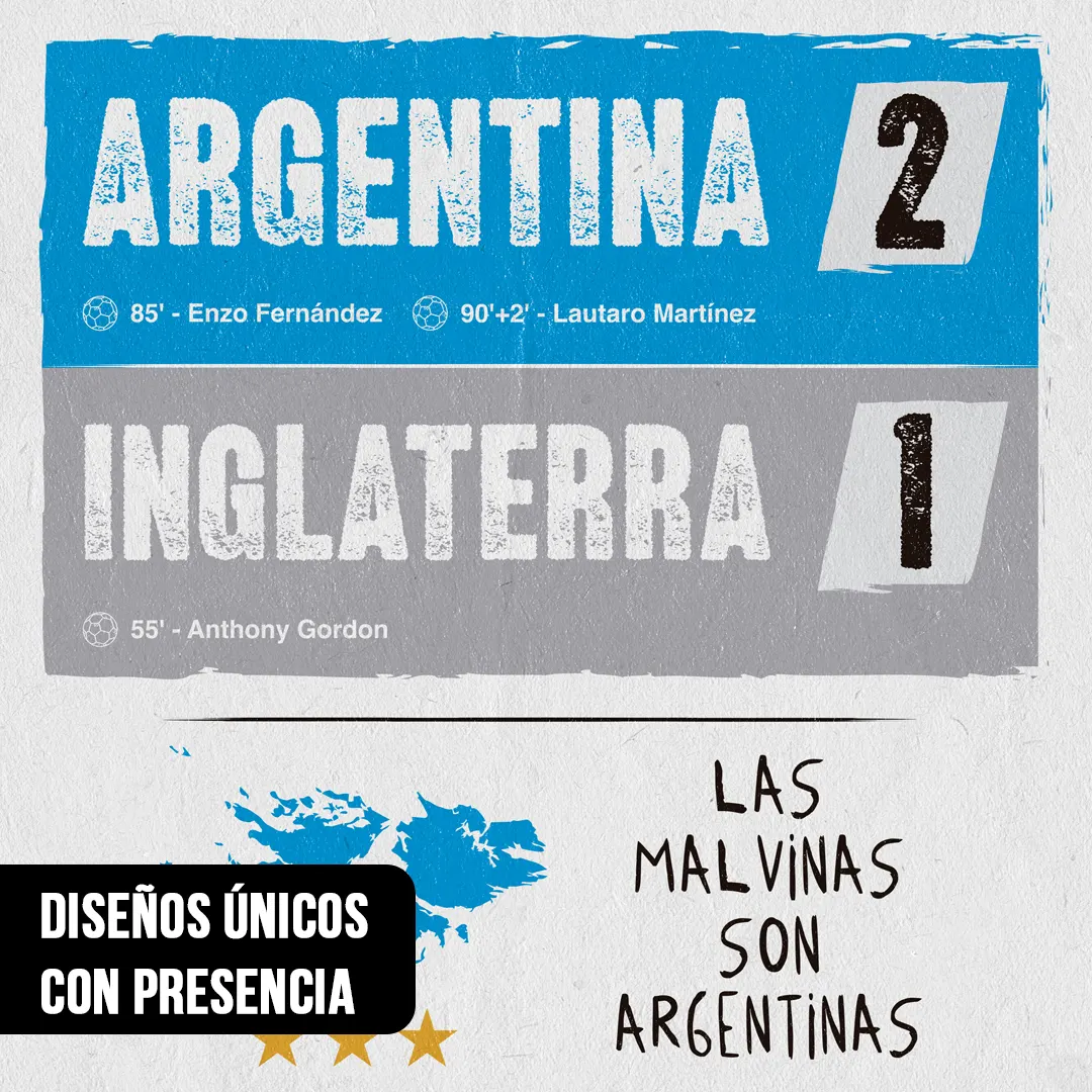 Primer plano de lámina conmemorativa de fútbol con marcador Argentina 2 Inglaterra 1, silueta celeste de Islas Malvinas y tres estrellas doradas