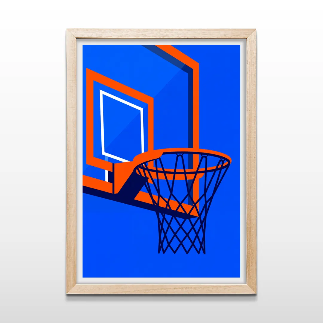 Cuadro vertical en marco de madera clara con diseño pop art de tablero y aro de básquetbol en azul y naranja