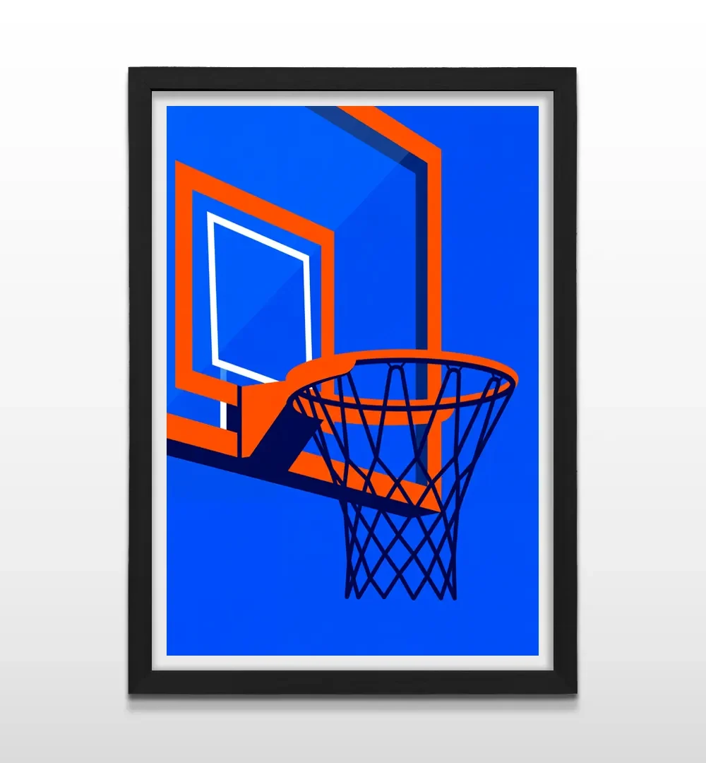 Cuadro vertical en marco negro con lámina gráfica minimalista de un aro y tablero de básquet naranja en fondo azul