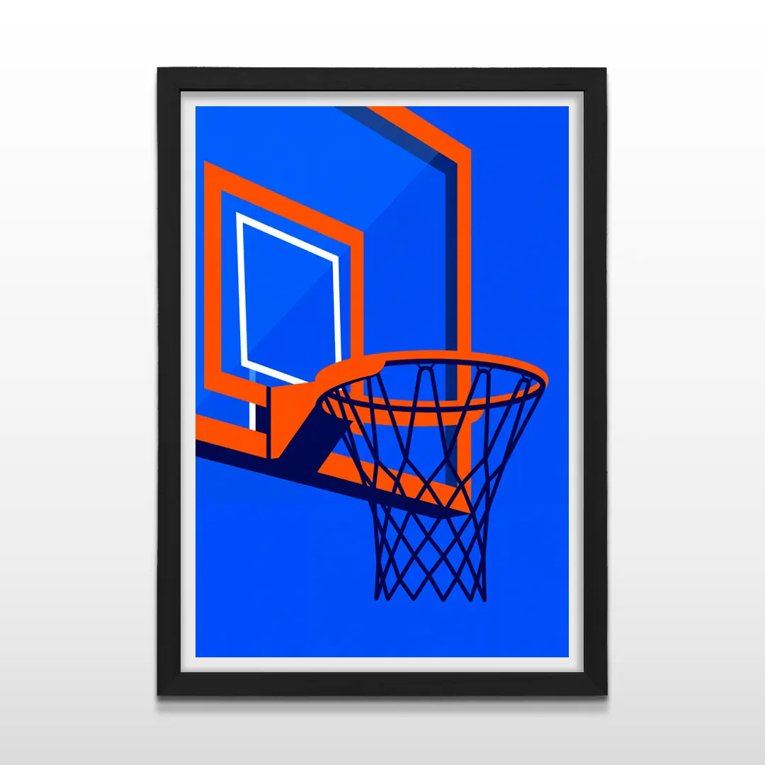 Cuadro vertical en marco negro con lámina gráfica minimalista de un aro y tablero de básquet naranja en fondo azul