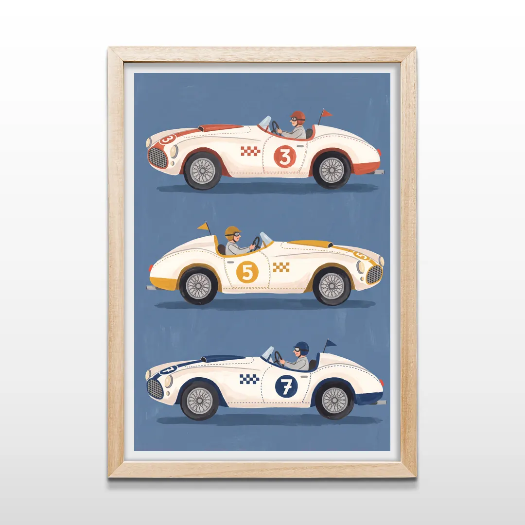 Cuadro vertical en marco de madera clara con diseño ilustrado de autos de carrera vintage clásicos para habitación infantil