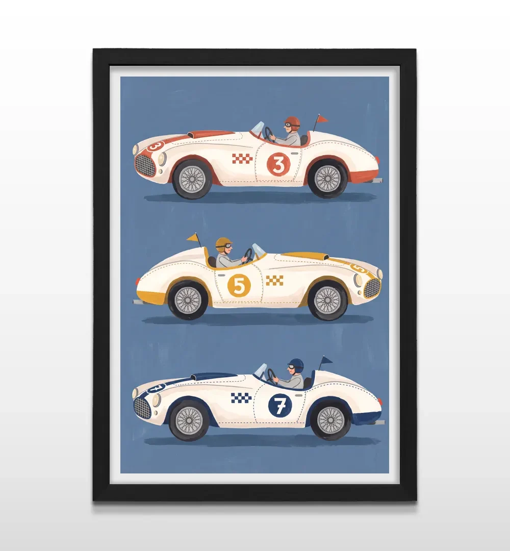 Cuadro vertical en marco negro con lámina infantil de tres autos de carrera retro blancos alineados sobre fondo azul