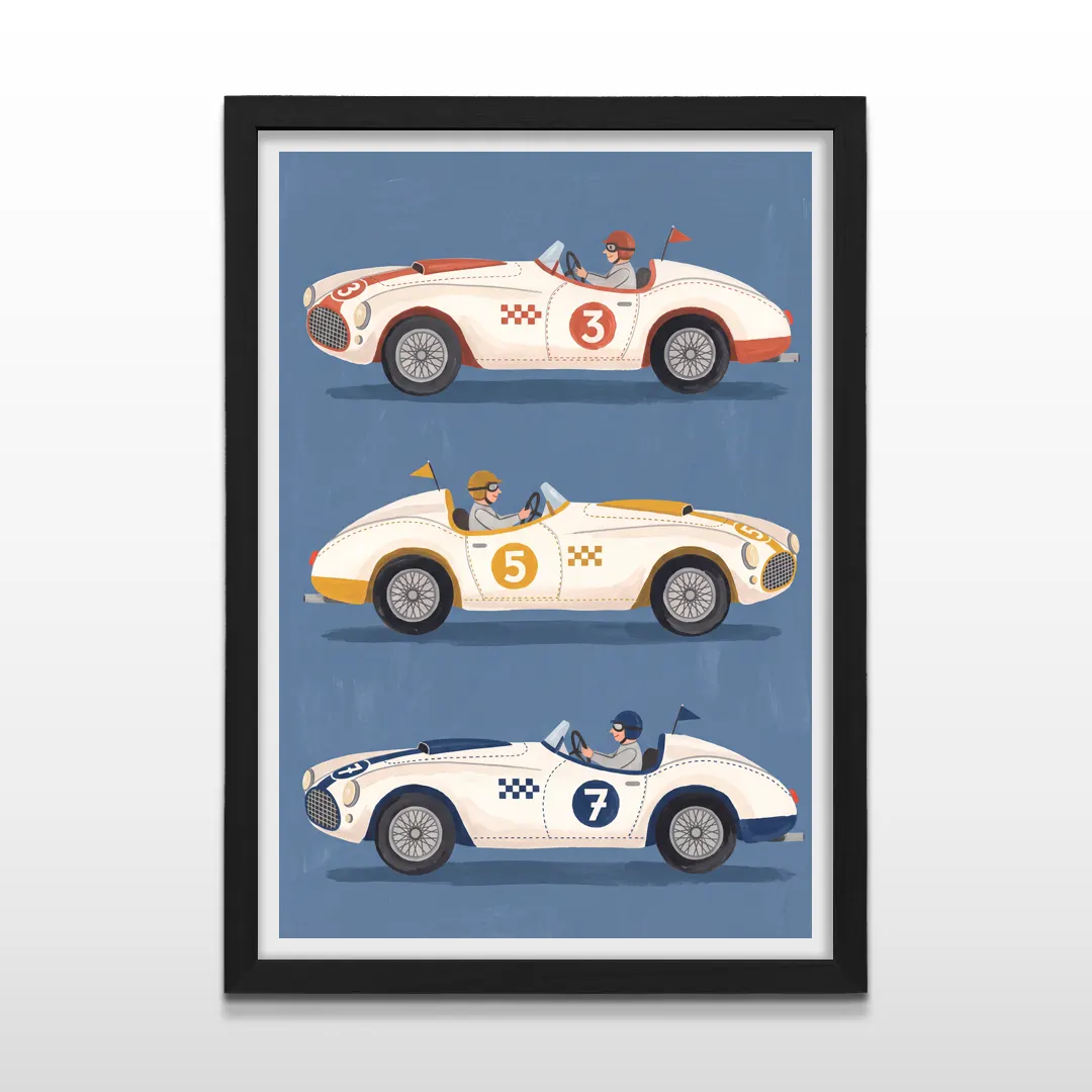 Cuadro vertical en marco negro con lámina infantil de tres autos de carrera retro blancos alineados sobre fondo azul