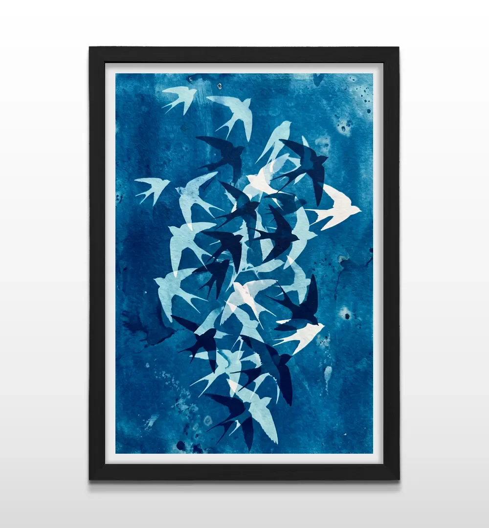 Cuadro vertical en marco negro con pintura de golondrinas en vuelo sobre fondo acuarelado azul