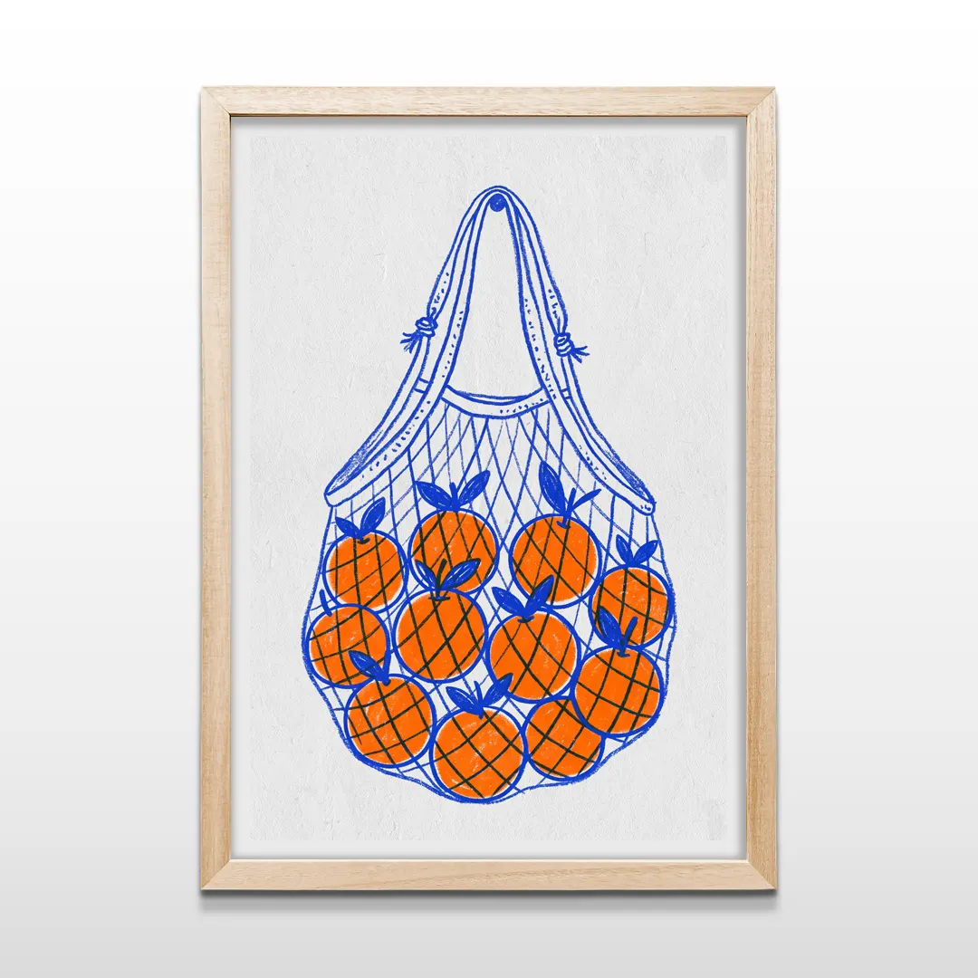 Cuadro vertical en marco de madera clara con diseño botánico y de cocina de bolsa de red con naranjas