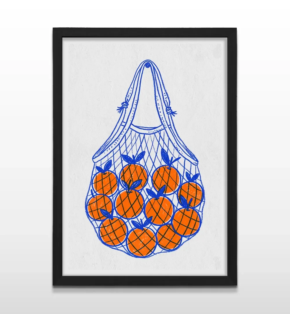 Cuadro vertical en marco negro con lámina artística de bolsa de compras con naranjas en trazos azul y naranja