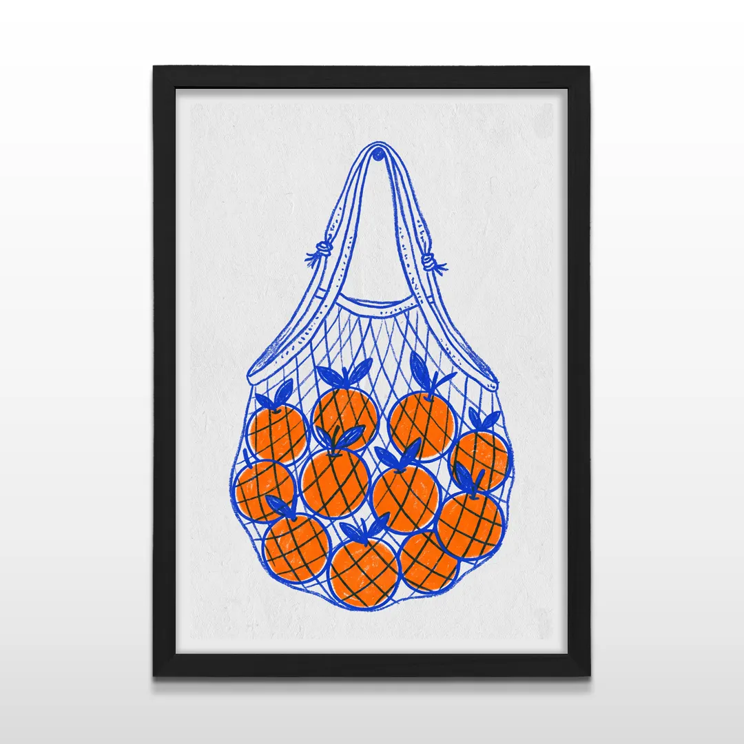 Cuadro vertical en marco negro con lámina artística de bolsa de compras con naranjas en trazos azul y naranja