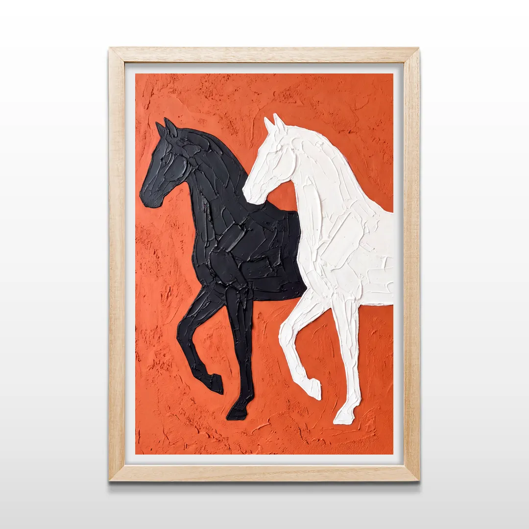 Cuadro vertical en marco de madera clara con diseño minimalista de caballos en relieve con textura rústica naranja
