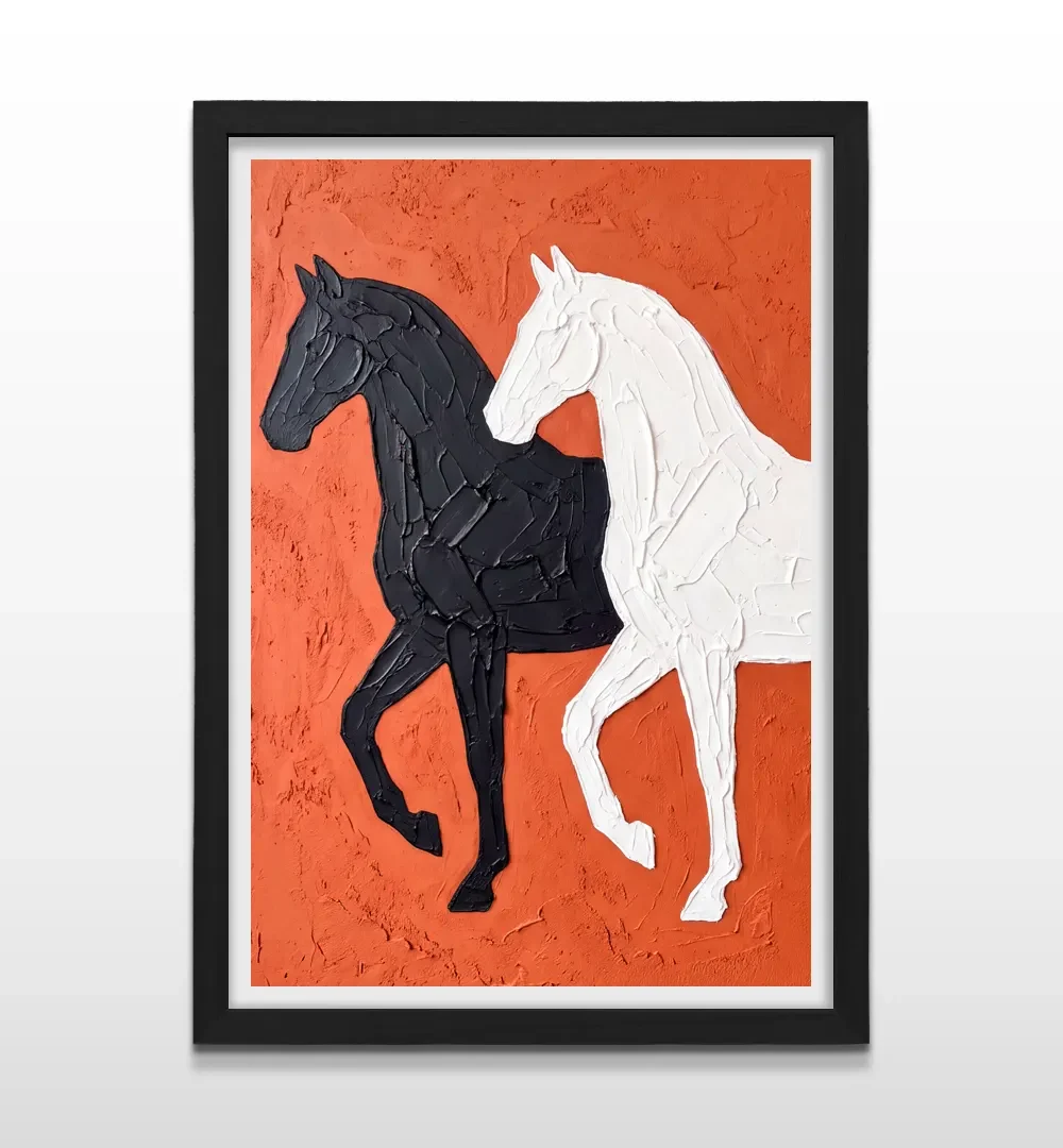 Cuadro vertical en marco negro con lámina artística de dos caballos estilizados en blanco y negro sobre fondo terracota