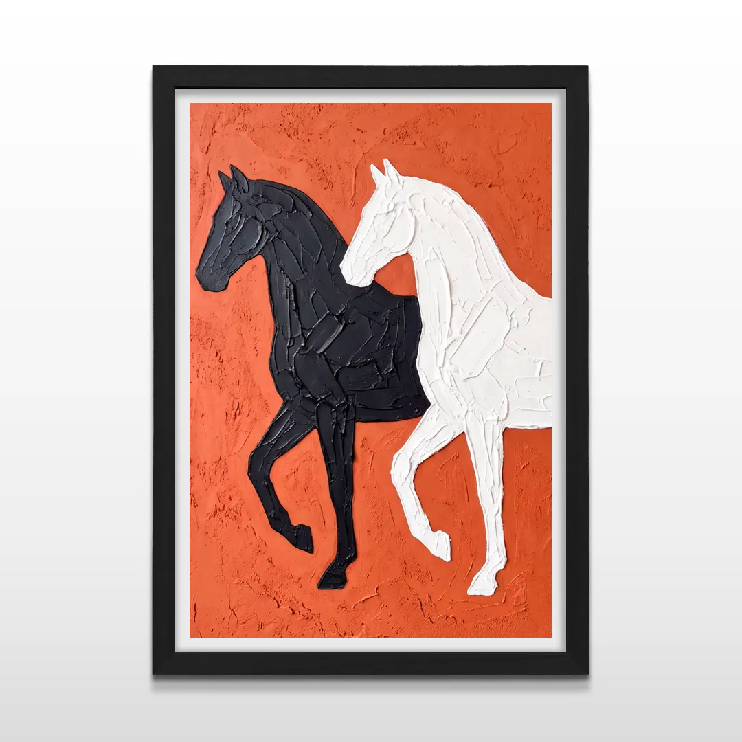 Cuadro vertical en marco negro con lámina artística de dos caballos estilizados en blanco y negro sobre fondo terracota