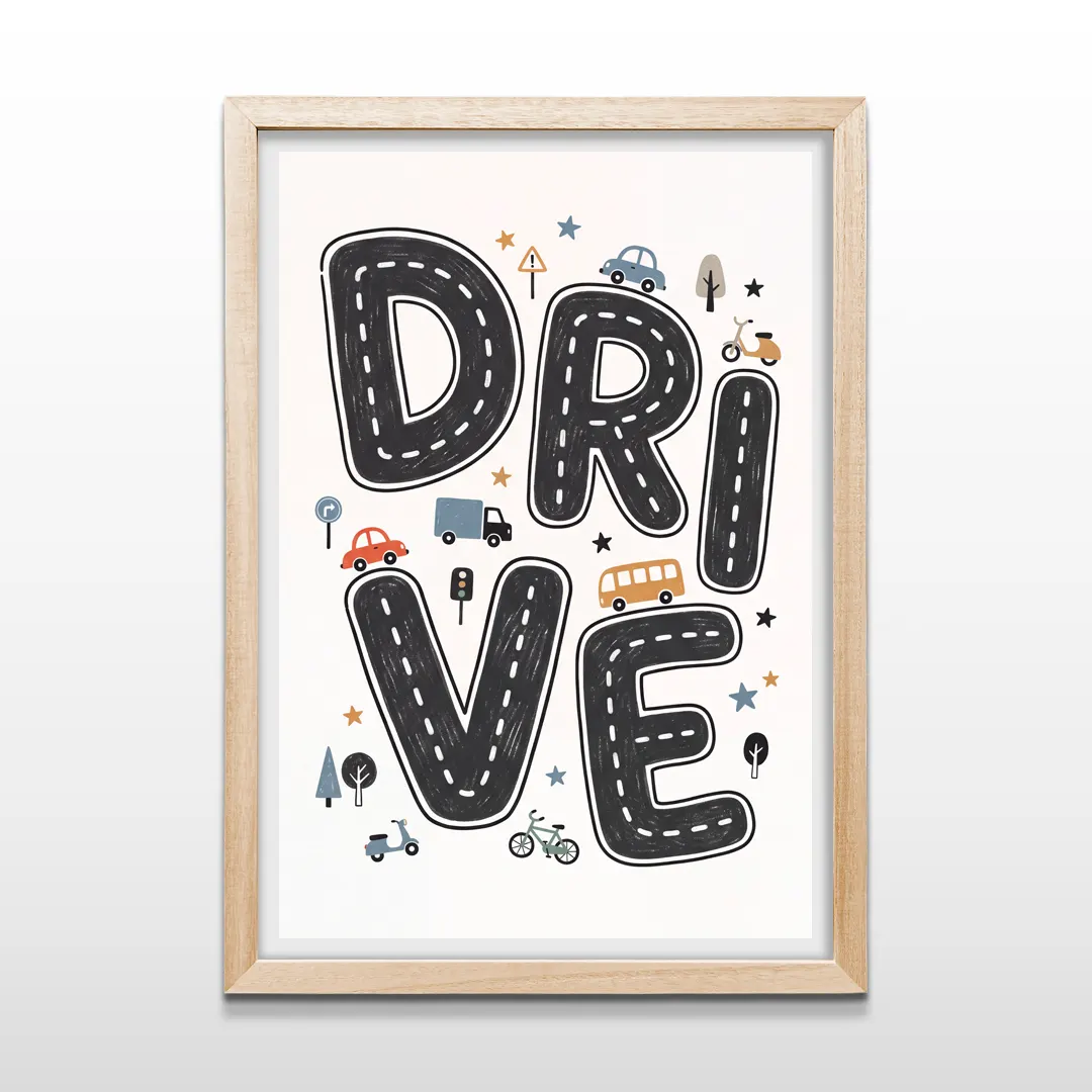 Cuadro vertical en marco de madera clara con ilustración de pistas de autos formando la palabra DRIVE para habitación infantil