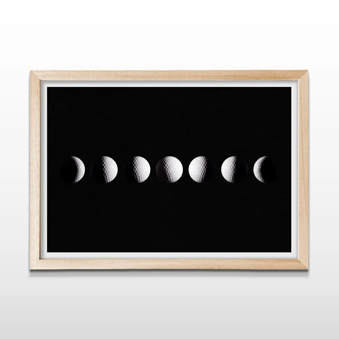 Cuadro horizontal en marco de madera clara con diseño elegante de fases de la luna representadas con pelotas de golf