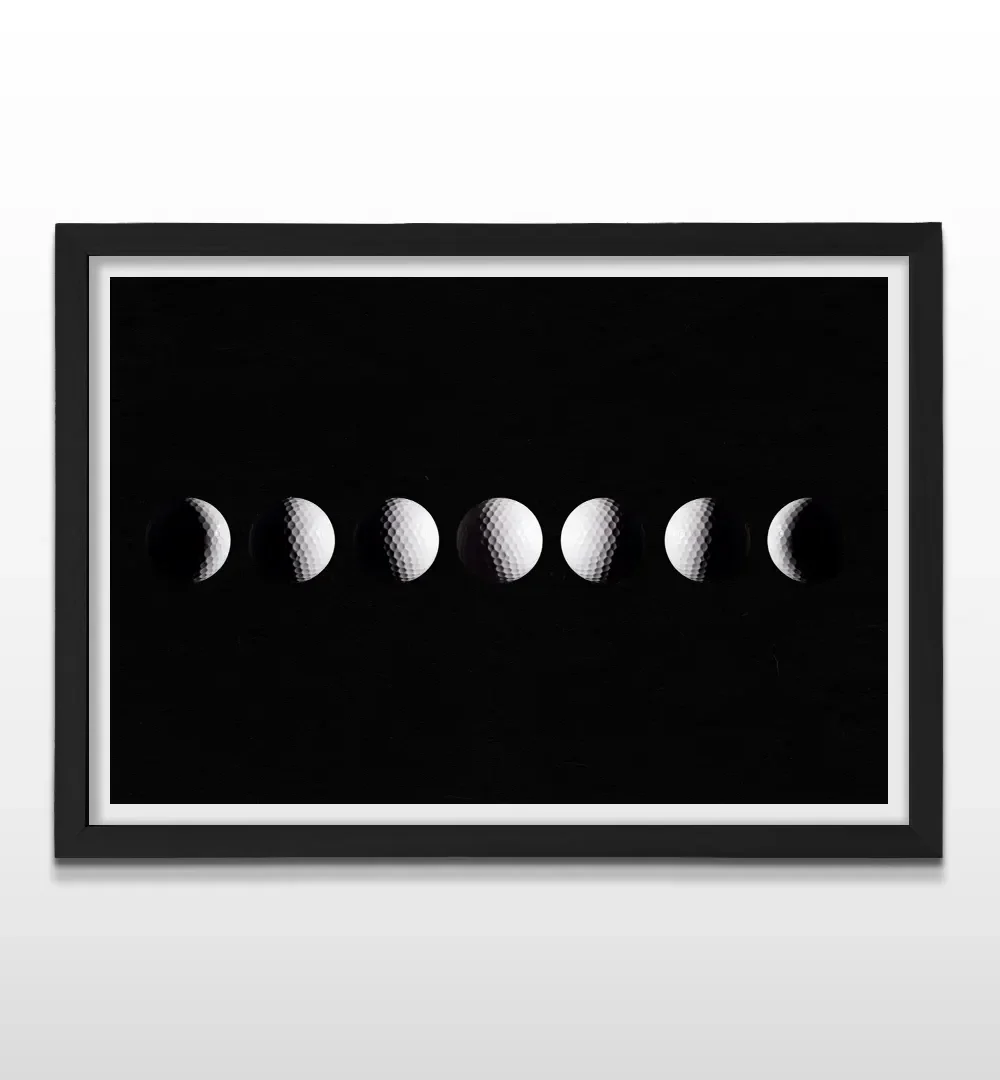 Cuadro horizontal en marco negro con lámina artística minimalista de pelotas de golf alineadas en secuencia de eclipse