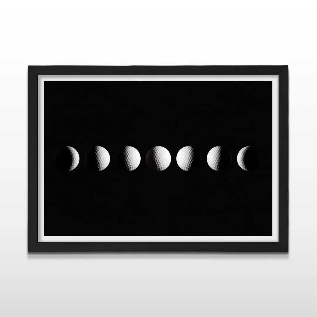 Cuadro horizontal en marco negro con lámina artística minimalista de pelotas de golf alineadas en secuencia de eclipse