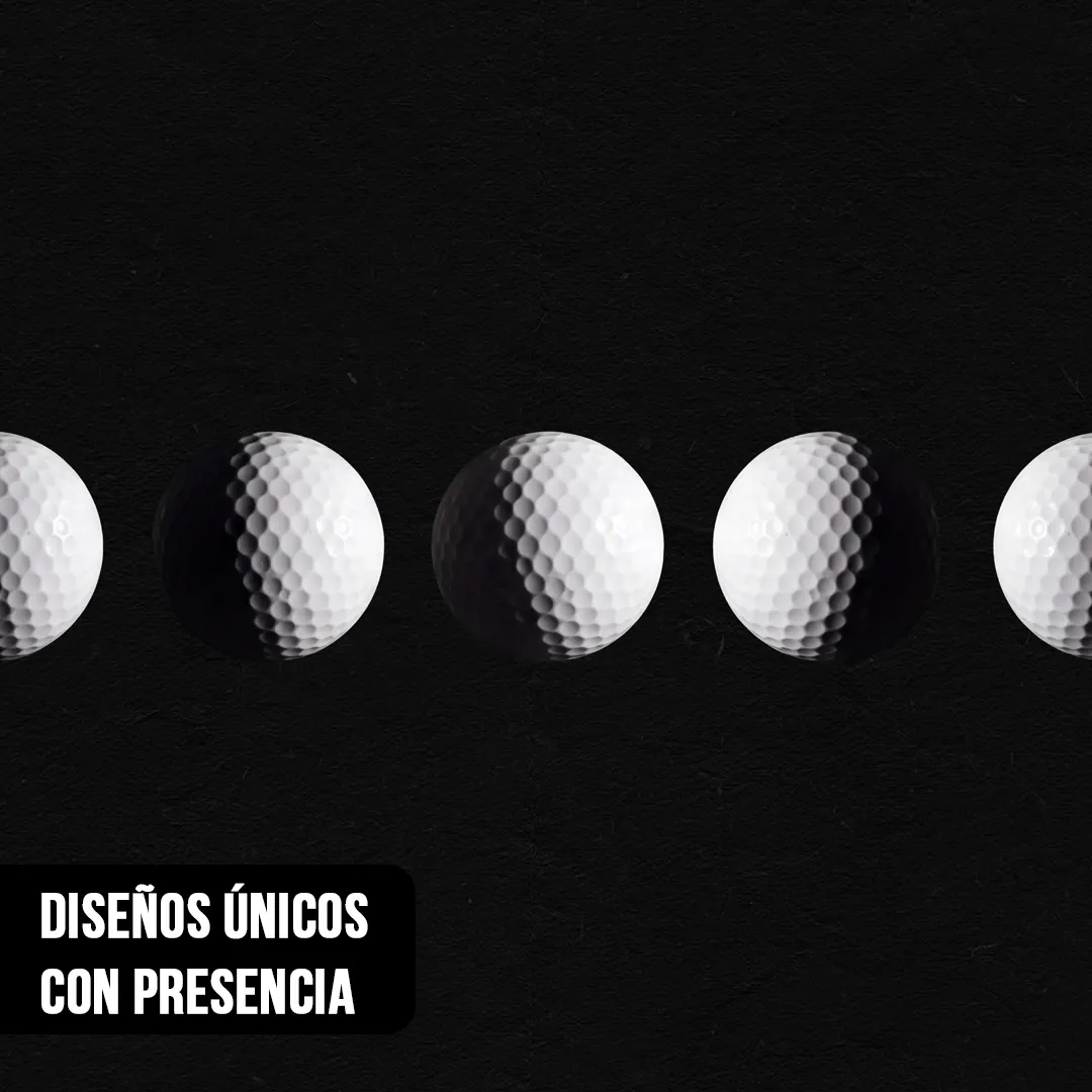 Primer plano de fotografía en blanco y negro con pelotas de golf iluminadas simulando fases lunares sobre fondo negro