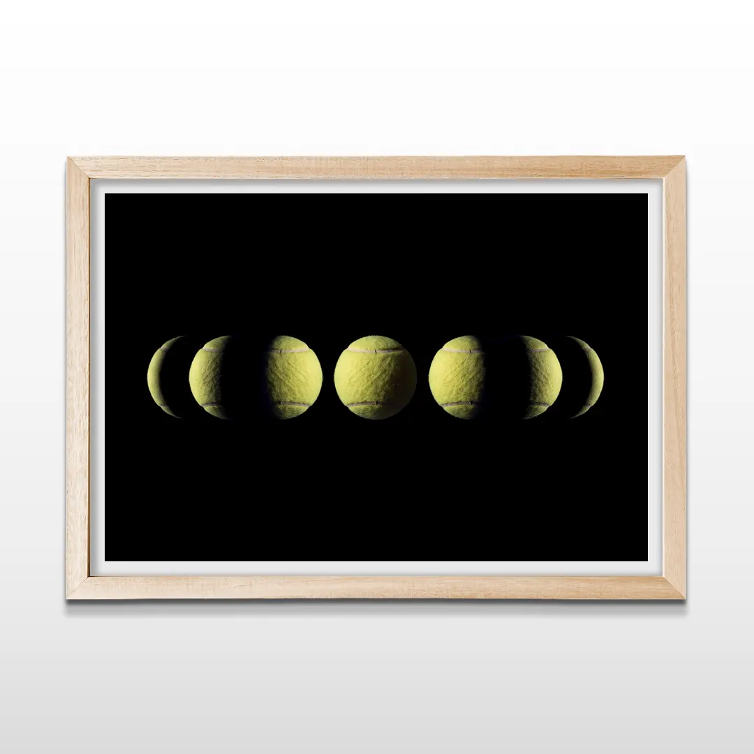 Cuadro horizontal en marco de madera clara con diseño minimalista de fases de la luna representadas con pelotas de tenis