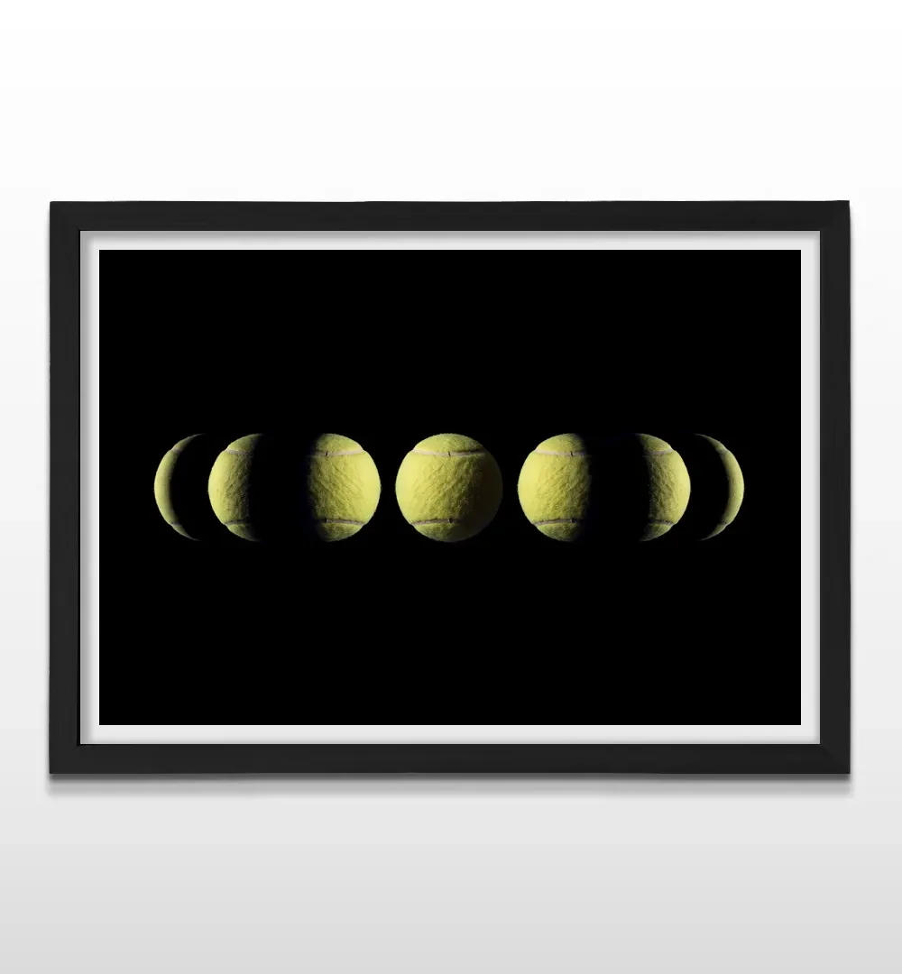Cuadro horizontal en marco negro con lámina artística de pelotas de tenis amarillas alineadas en secuencia de eclipse