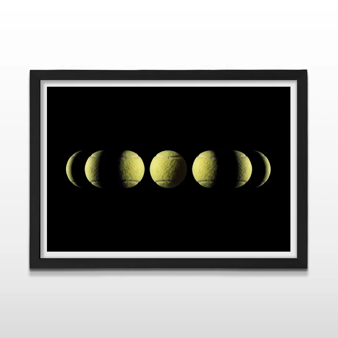 Cuadro horizontal en marco negro con lámina artística de pelotas de tenis amarillas alineadas en secuencia de eclipse