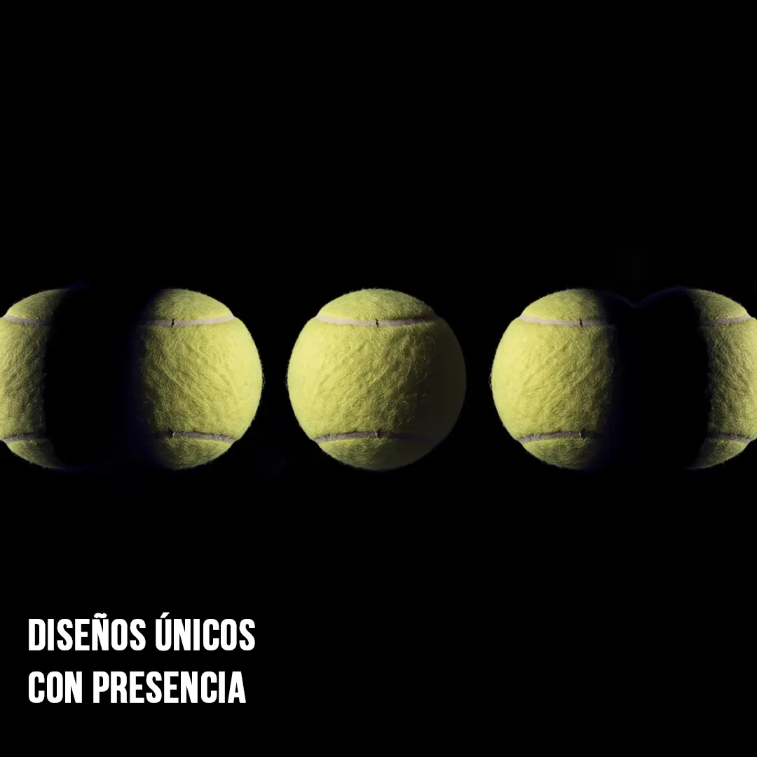 Primer plano de fotografía en alto contraste con pelotas de tenis amarillas iluminadas simulando fases lunares sobre fondo negro