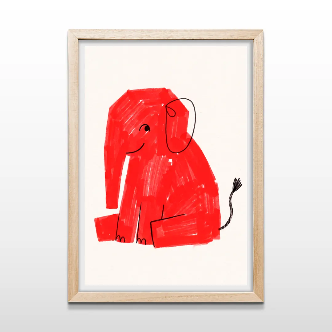 Cuadro vertical en marco de madera clara con dibujo tierno de un elefante rojo pintado a mano sobre blanco