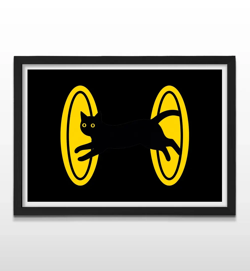 Cuadro horizontal en marco negro con lámina gráfica de un gato negro curioso y portales amarillos en contraste