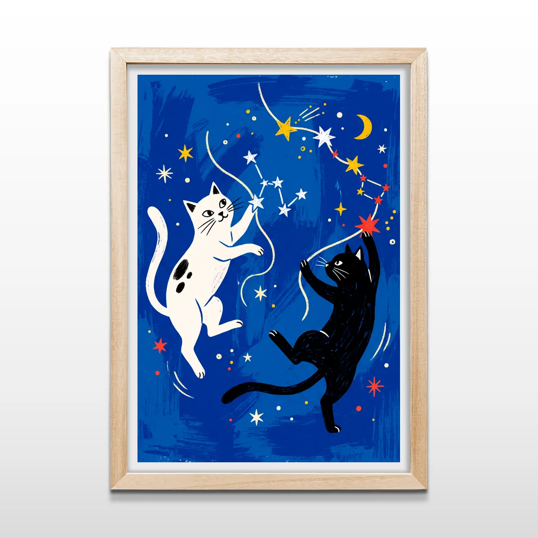 Cuadro decorativo enmarcado con marco de madera natural que muestra una ilustración de estilo minimalista con dos gatos, uno blanco con manchas y otro negro, interactuando con estrellas y constelaciones sobre un fondo azul intenso