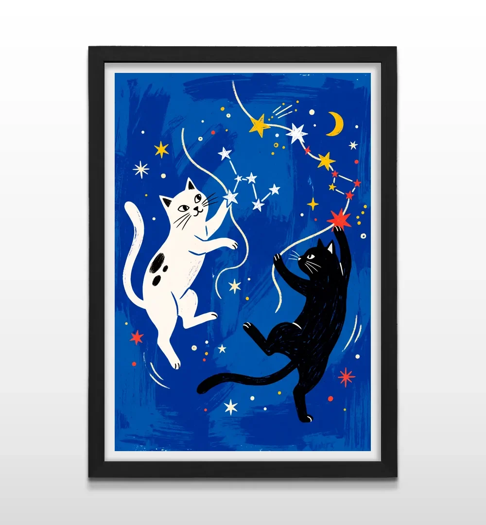 Cuadro decorativo enmarcado con marco negro que muestra una ilustración de estilo minimalista con dos gatos, uno blanco con manchas y otro negro, interactuando con estrellas y constelaciones sobre un fondo azul intenso