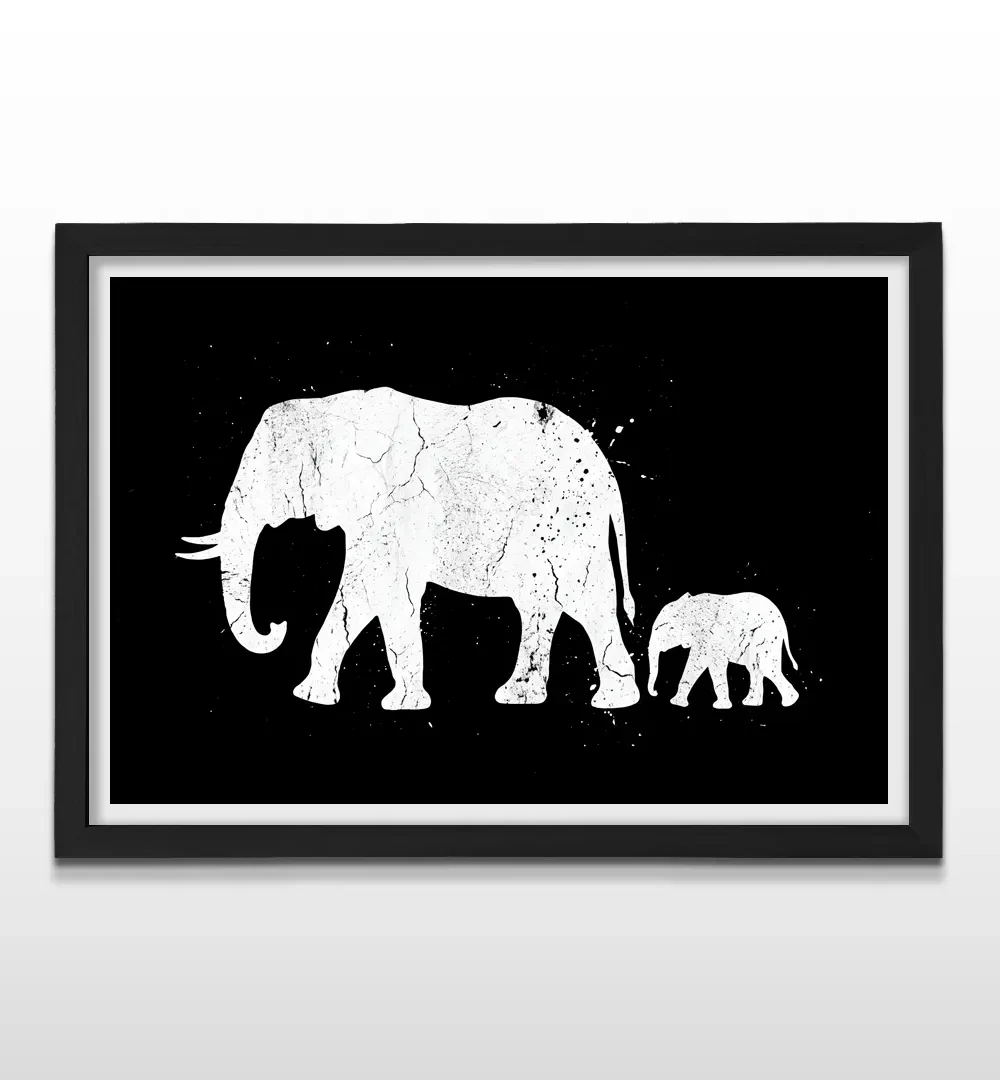 Cuadro horizontal en marco negro con diseño monocromático de una elefanta y su cachorro en blanco y negro