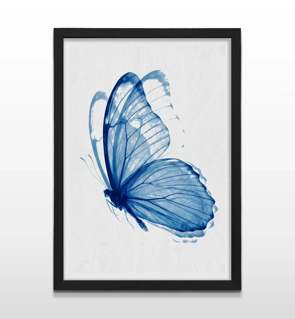 Cuadro vertical en marco negro con lámina artística de mariposa de perfil pintada en acuarela azul sobre fondo blanco