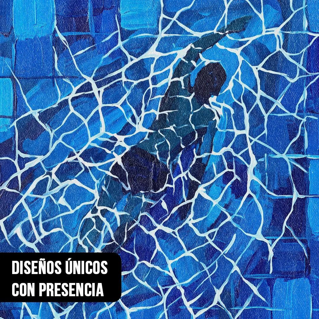 Primer plano de pintura texturizada con la figura de un nadador bajo el agua y reflejos de luz blanca sobre azulejos azules